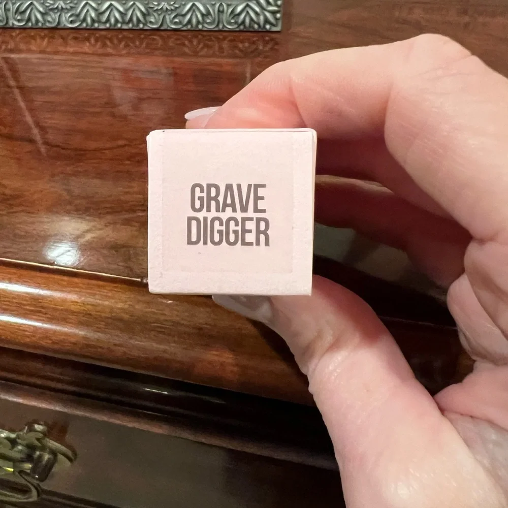 Jeffree Star Grave Digger Velvet Trap. NWT